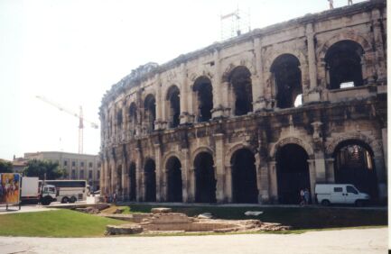 nimes2.jpg (22227 bytes)